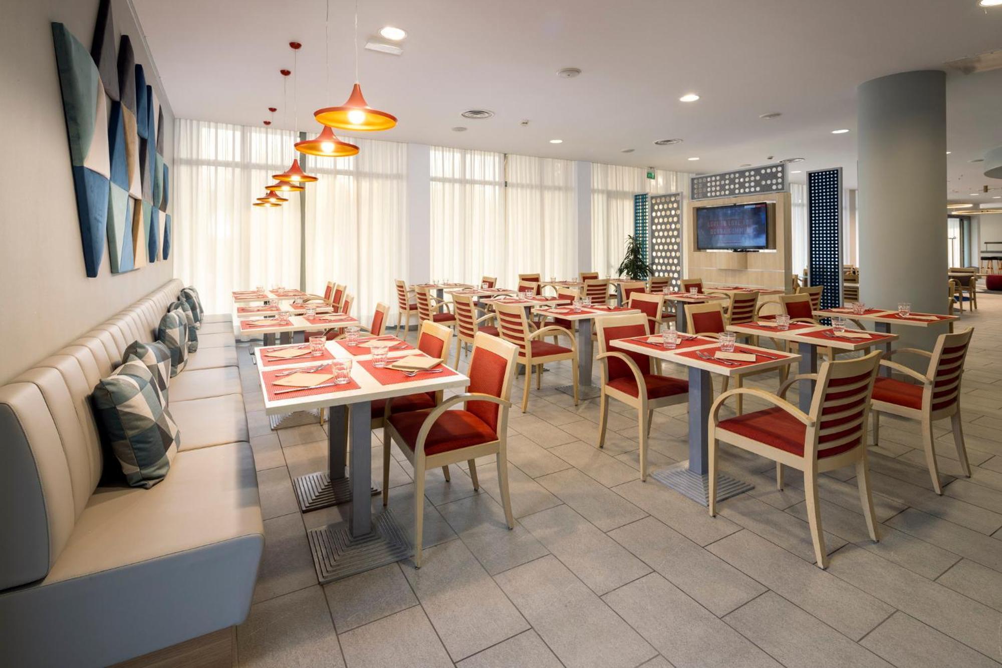 Express By Ihg Hotel Parma